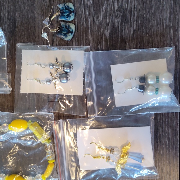 Never been Worn Costume Jewelry, Bundle of 26 Different Items - Picture 6 of 8